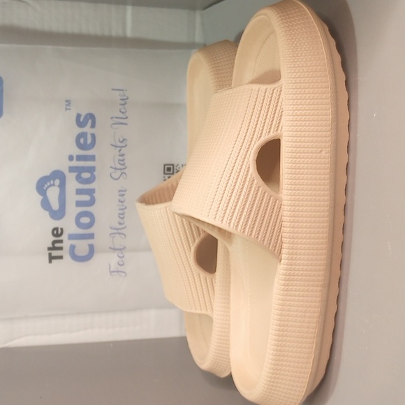 Cloudies tan slides, women's size 4 - Picture 7 of 7